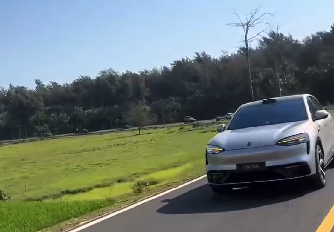 鸿蒙智行问界M6银色路试车曝光 搭华为巨鲸电池，今年春天发布